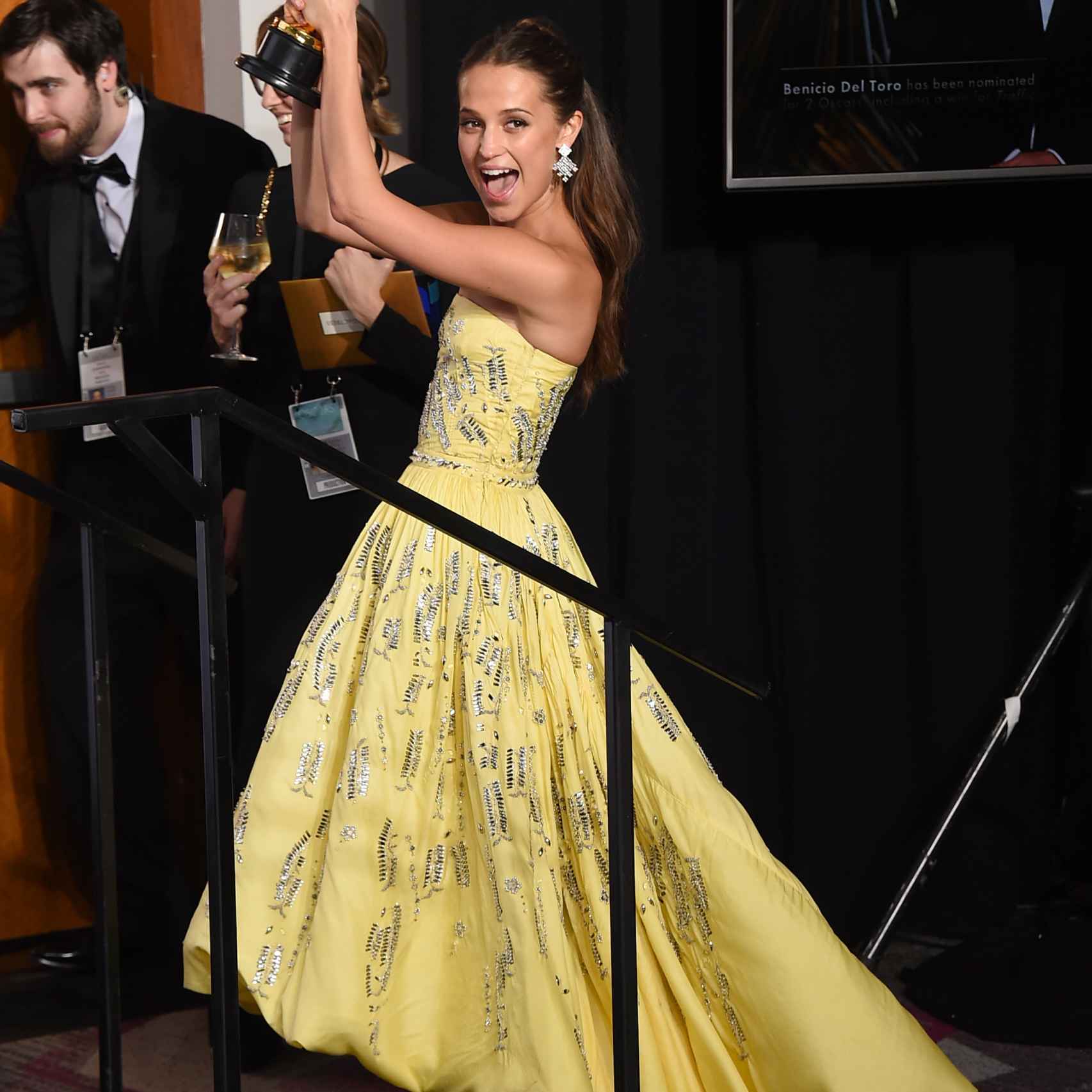 Alicia Vikander emocionada con su Oscar a la mejor actriz secundaria