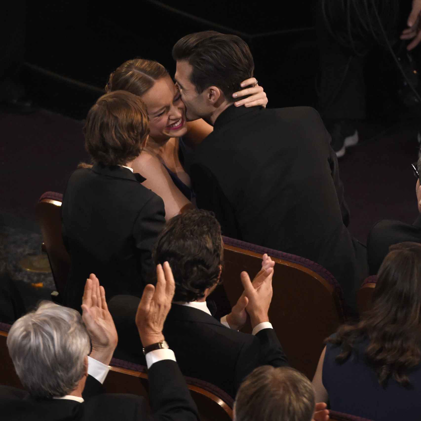 Alex Greenwald besa a su novia Brie Larson antes de subir a recoger el Oscar