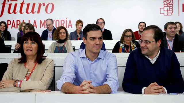 Pedro Sánchez  junto a Micaela Navarro y César Luena, durante el Comité Federal extraordinario del PSOE