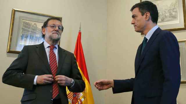 Rajoy le rechaza el saludo a Sánchez