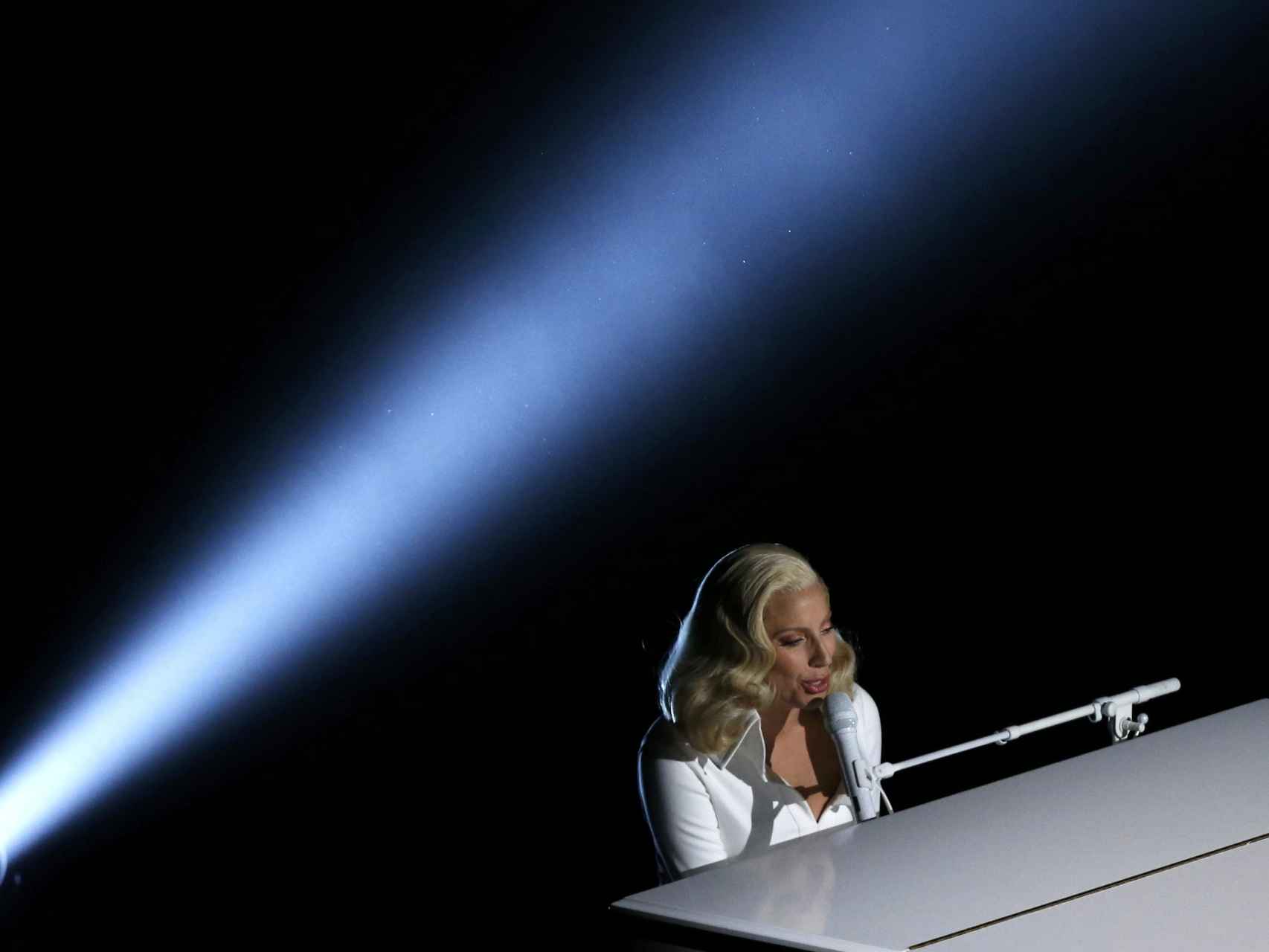 Lady Gaga, al piano en la gala de los Oscar, con su canción contra la violencia machista