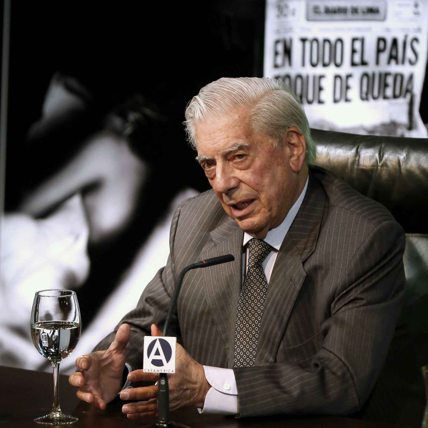 Mario Vargas Llosa en la presentación de su nuevo libro, Cinco esquinas