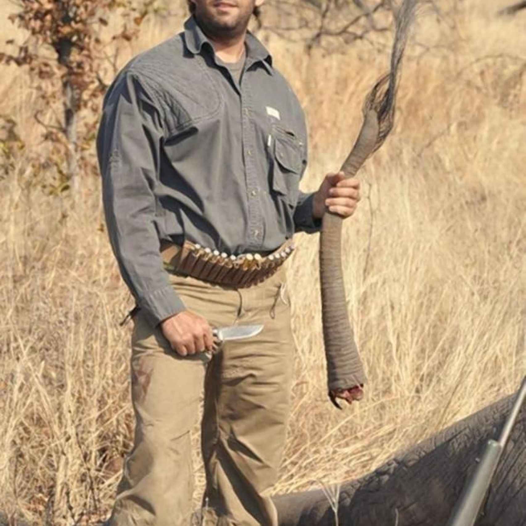 Donald Trump Jr con la cola de elefante