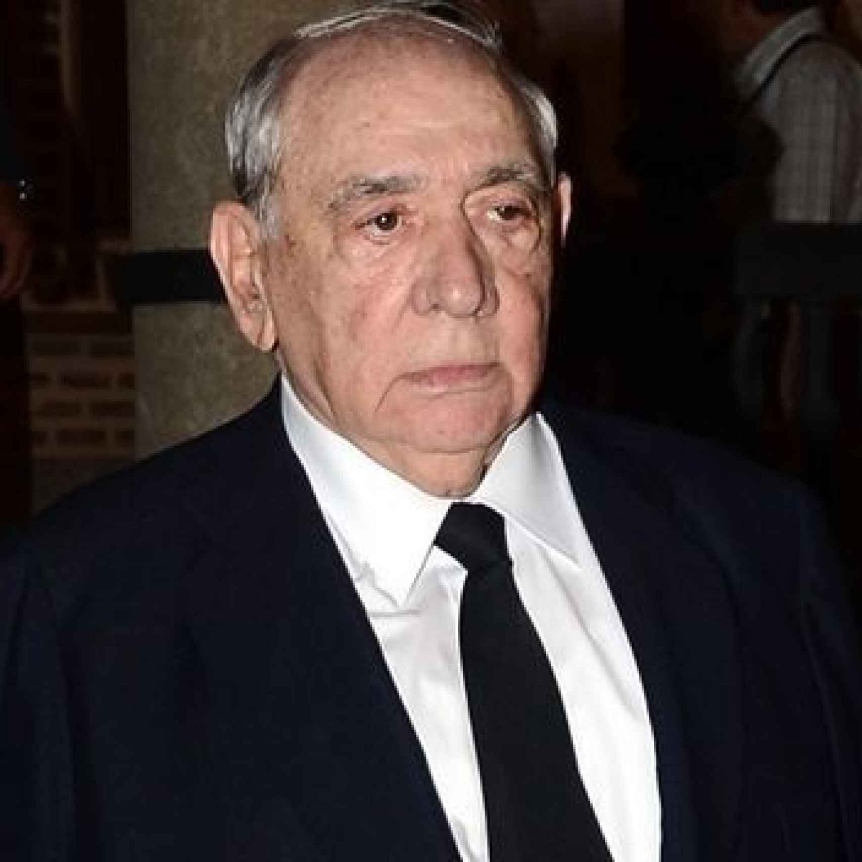 Isidoro Álvarez era fiel a la camisa blanca y la corbata negra