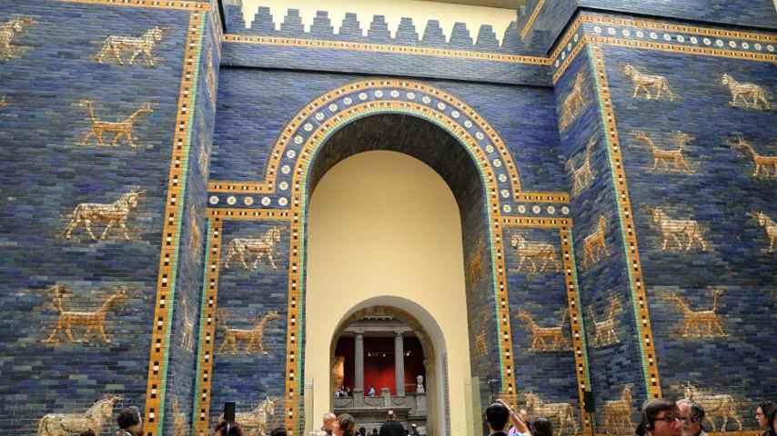 Una de las ocho puertas de Babilonia en el Museo de Pérgamo de Berlín