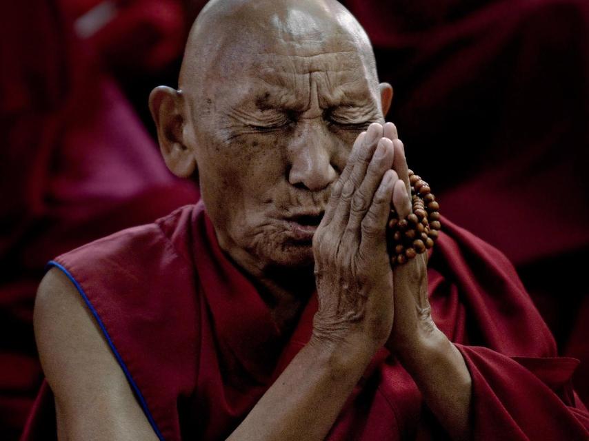 Palden Gyatso estuvo 33 años preso en las cárceles chinas de Tíbet. Escapó cruzando el Himalaya a pie y denunció las torturas sufridas en su libro 'Fuego bajo la nieve'. En la imagen, reza en el monasterio de Namgyal Monastery, en Dharamsala, por sus compatriotas inmolados (143 hasta la fecha).