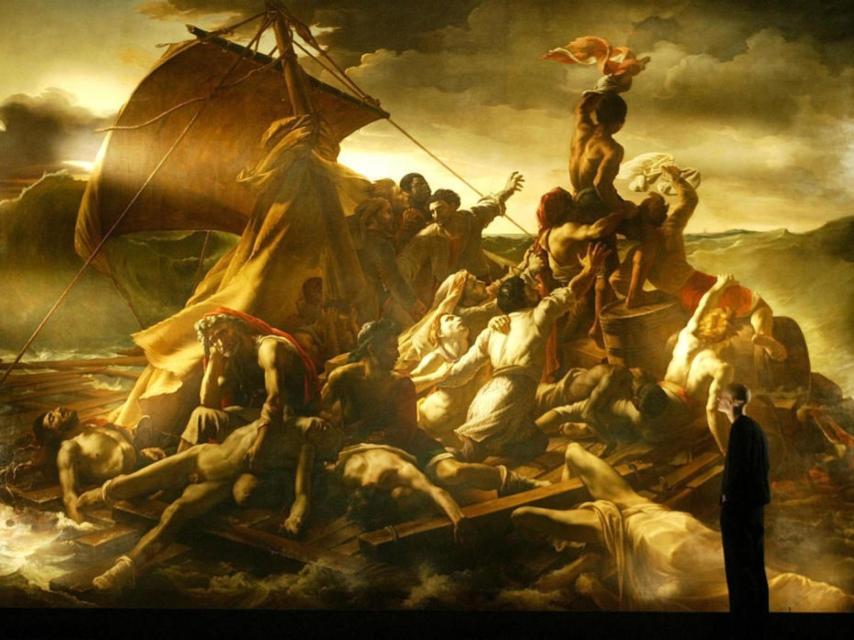 Un hombre observa La basla de la Medusa, de Théodore Géricault.