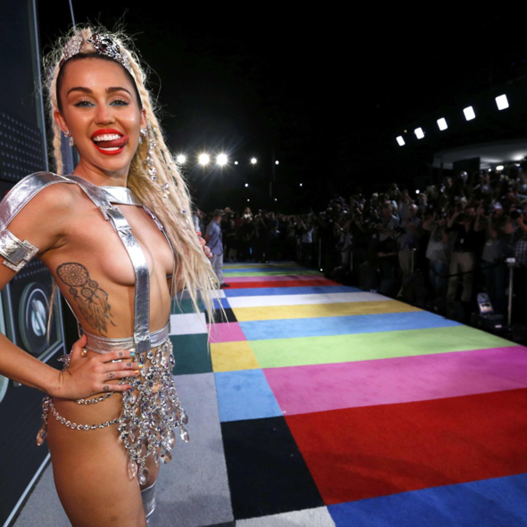 Miley Cirus tambén tuvo experiencias paranormales en un viaje a Londres