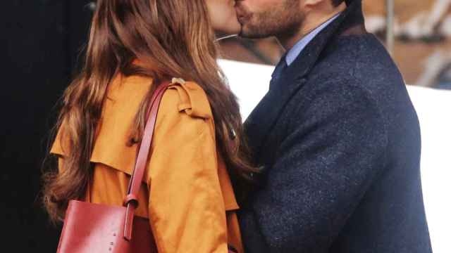 Dakota Johnson y Jamie Dornan se besan apasionadamente en una de las escenas