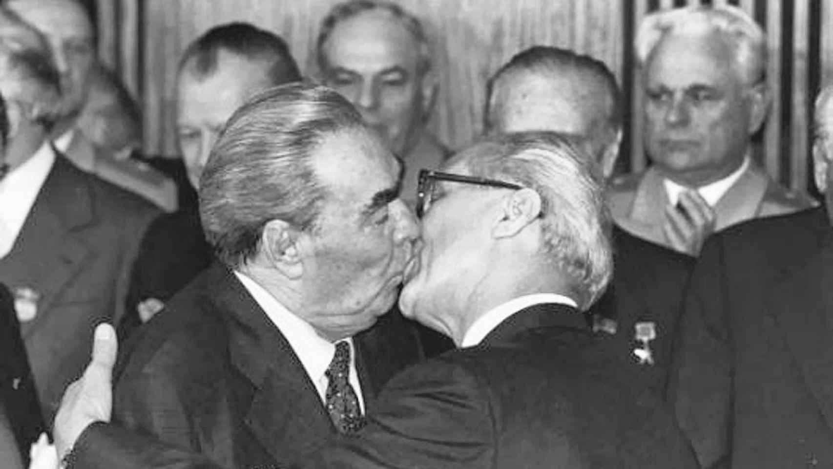 Leonidas Brezhnec y Erich Honecker en 1979