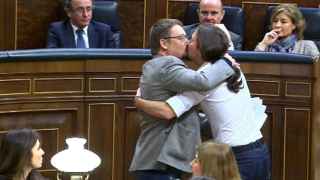 El beso entre Pablo Iglesias y Xavier Domenech.