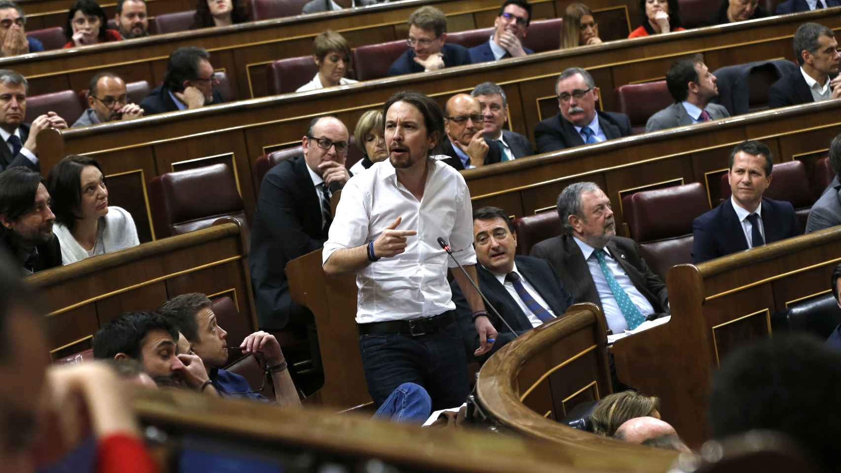 Pablo Iglesias se enfrenta con la bancada socialista.