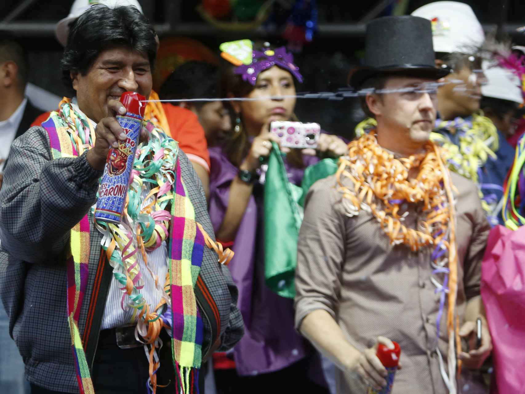 Evo Morales con el actor Edward Norton celebrando los carnavales bolivarianos