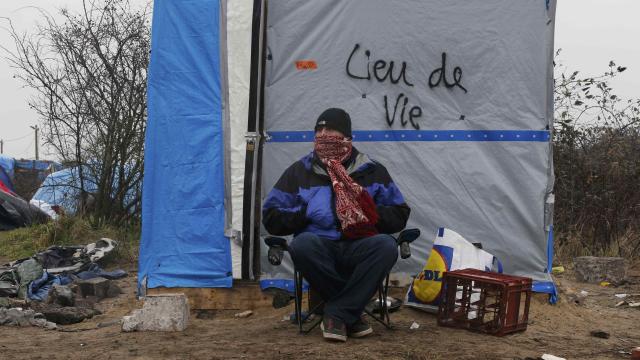 Despliegue de la policía francesa durante el desalojo de 'La Jungla' de Calais