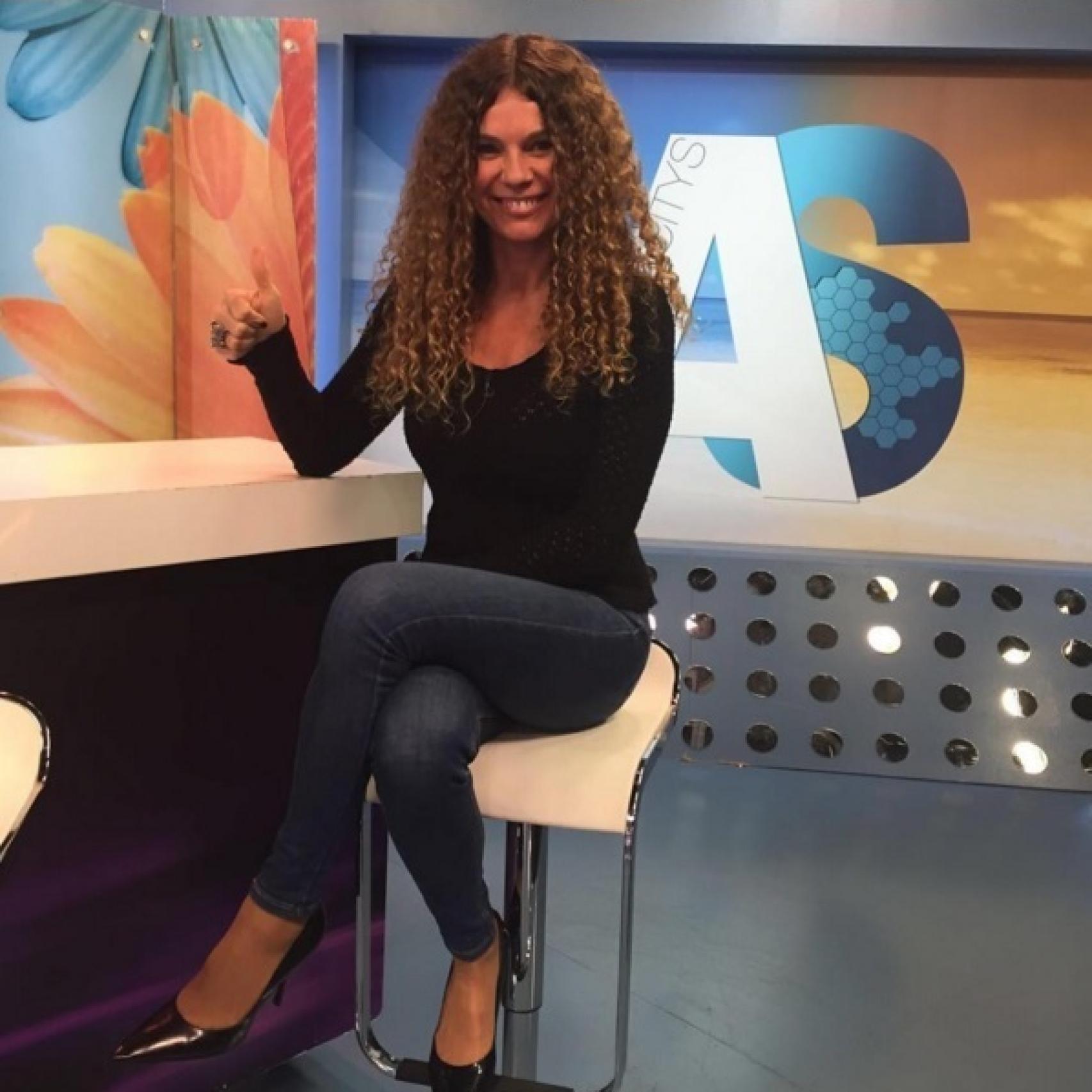 Angie Cárdenas presentando Arucitys