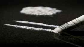 Dos rayas de cocaína dispuestas para ser esnifadas.