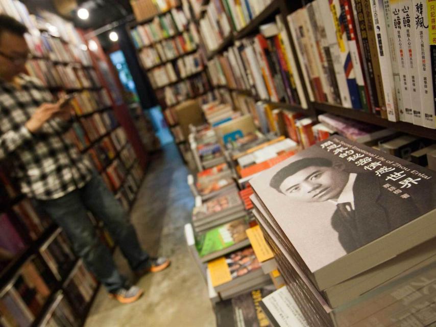 Los libreros están acusados de difundir tomos críticos con el Partido Comunista