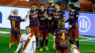 Jugadores del Barça celebran un gol en Vallecas