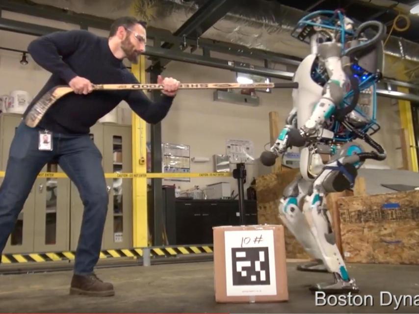 El pobre robot Atlas reacciona pacíficamente a los leñazos.