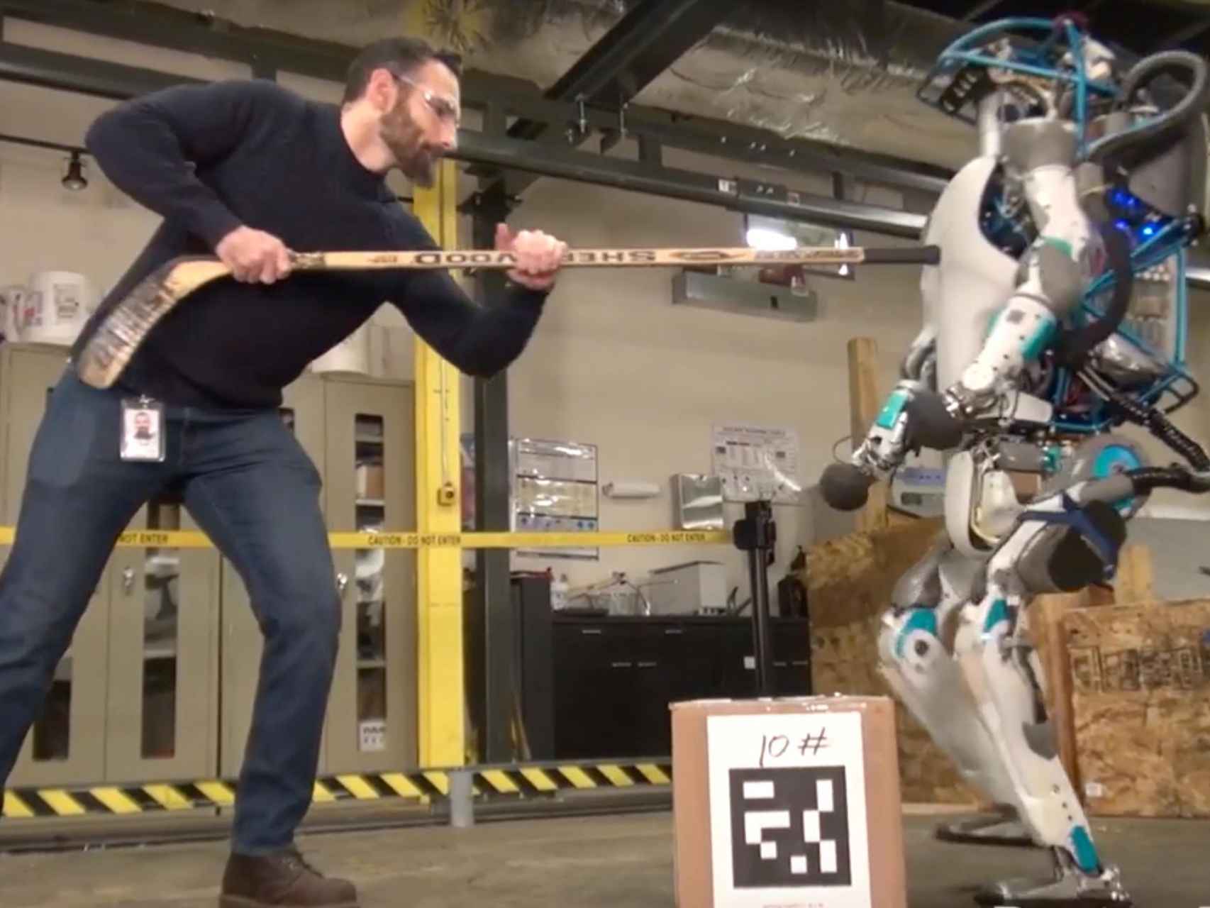 El pobre robot Atlas reacciona pacíficamente a los leñazos.