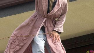 Jennifer Garner concbata de estar por casa y gritando en plena calle