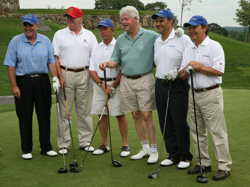 Giuliani, Trump, Bloomberg, Clinton y Crystal, en el Trump National Golf Club en 2008.