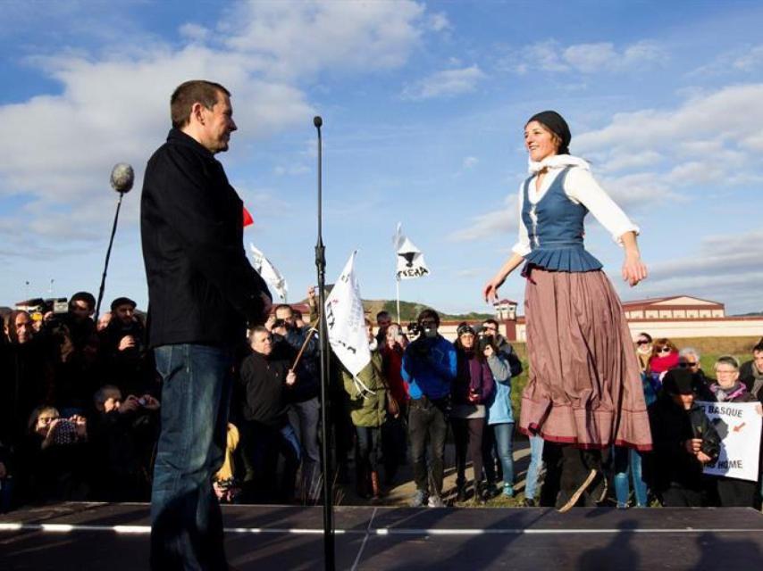 Arnaldo Otegi observa el aurresku que le baila Ainhoa Lendinez a su salida de la cárcel.