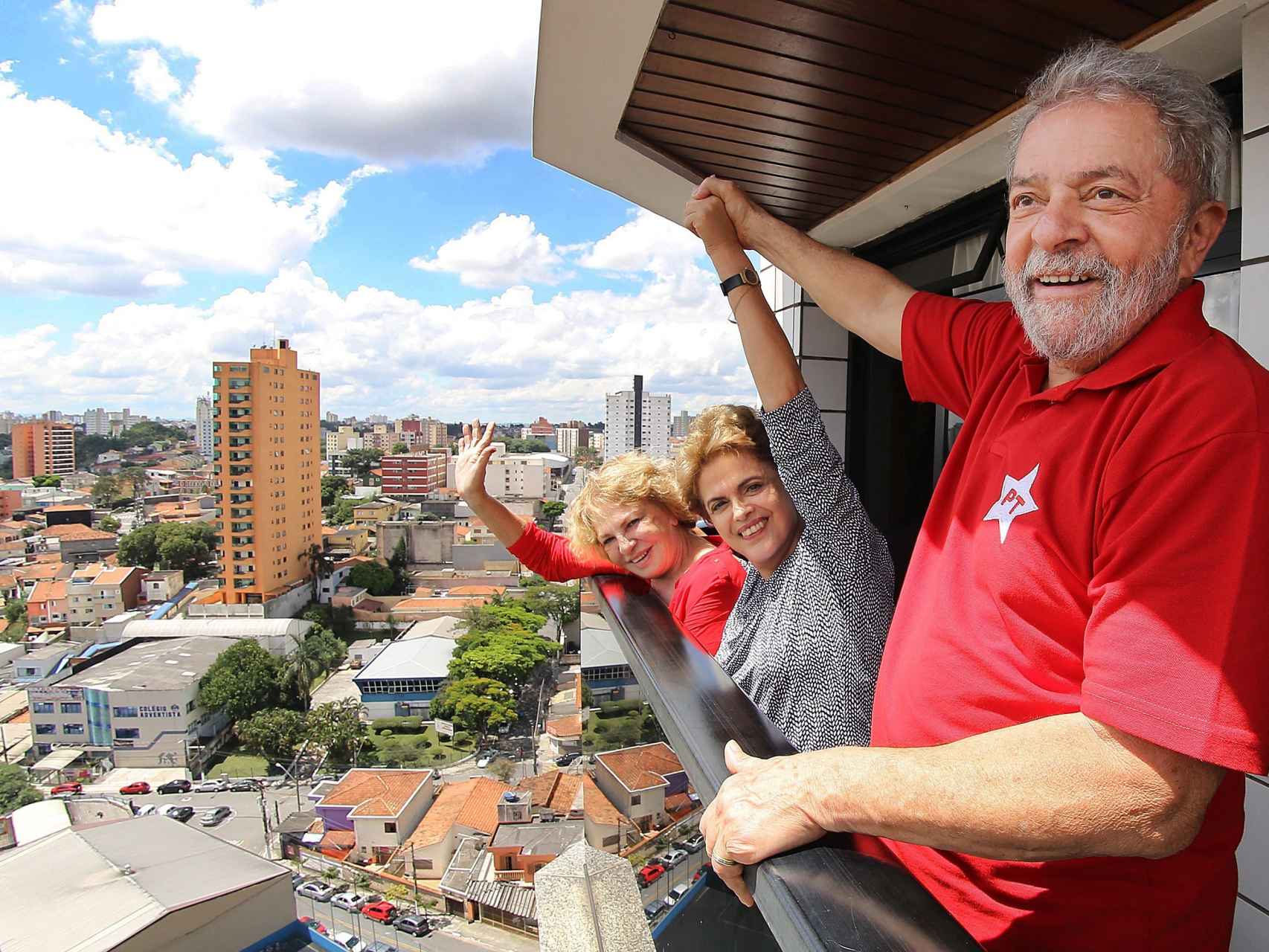 Lula da Silva junto a su mujer y la presidenta de Brasil Dilma Rousseff este sábado.
