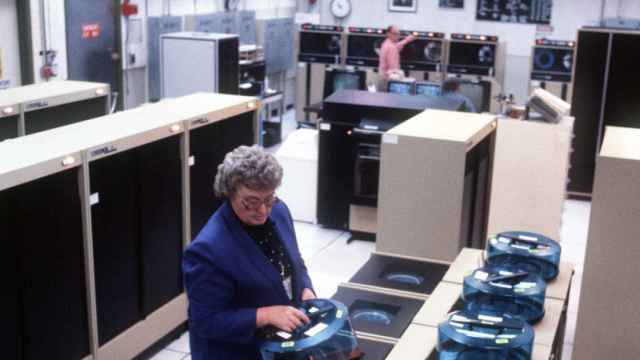 Imagen histórica de un centro de cómputo basado en equipos 'mainframe'