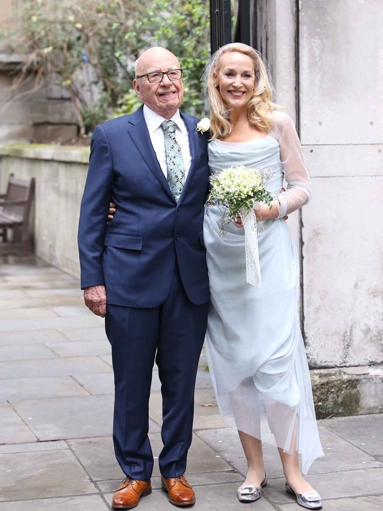 Jerry Hall ha elegido un vestido de seda azul de Vivienne Westwood para su segunda boda