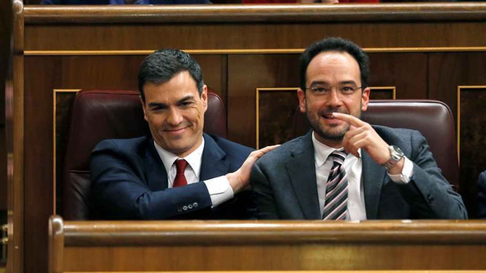 Pedro Sánchez y Antonio Hernando, en el Congreso, en una foto de archivo.