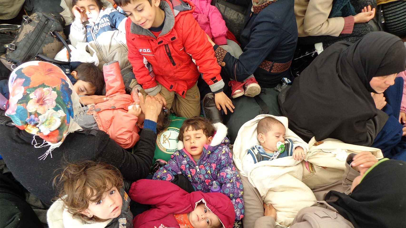 Niños esperan en la frontera de Idomeni, Grecia.