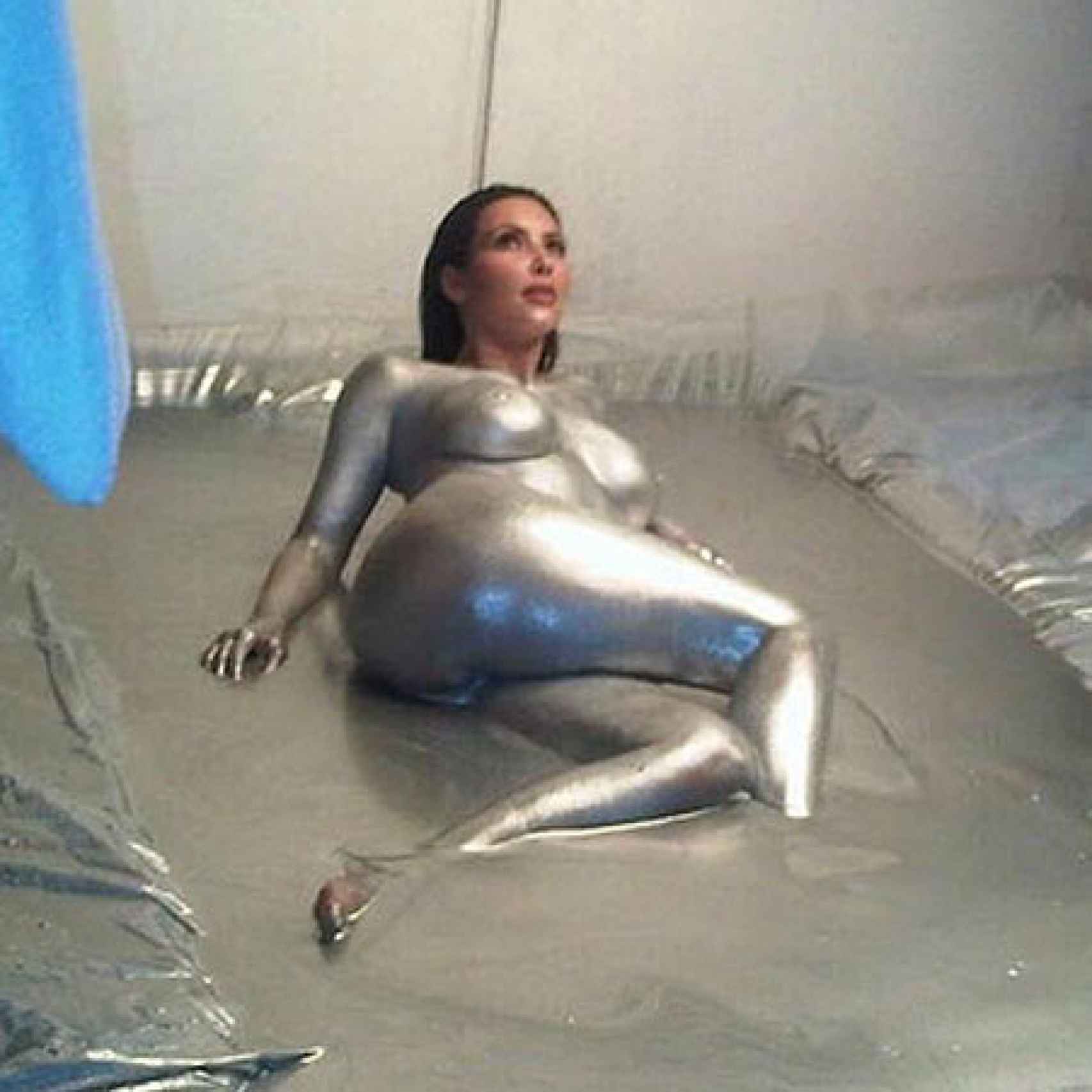 Kim Kardashian desnuda en la piscina de pintura para la producción de la revista