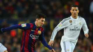 Messi y Cristiano en una disputa por un balón