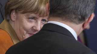 La canciller Merkel conversa con el primer ministro turco Davutoglu
