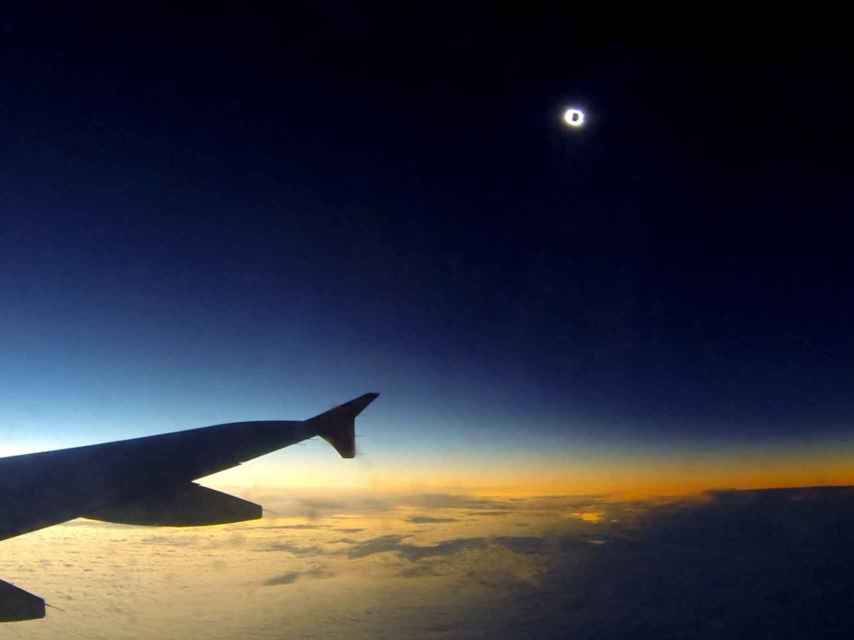 Eclipse de 2015 visto por encima de las nubes desde el avión.