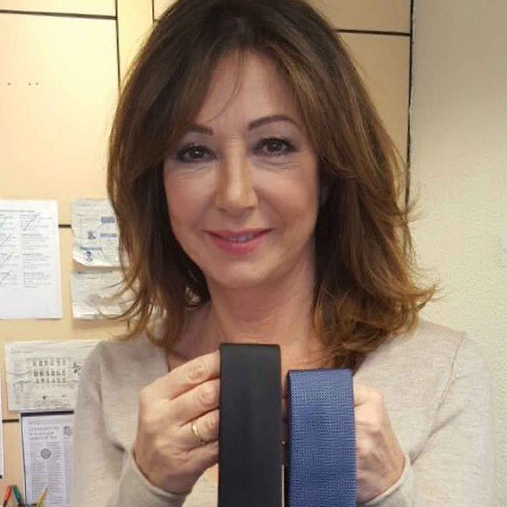 Ana Rosa muestra las dos corbatas que le ha regalado a Pablo Iglesias
