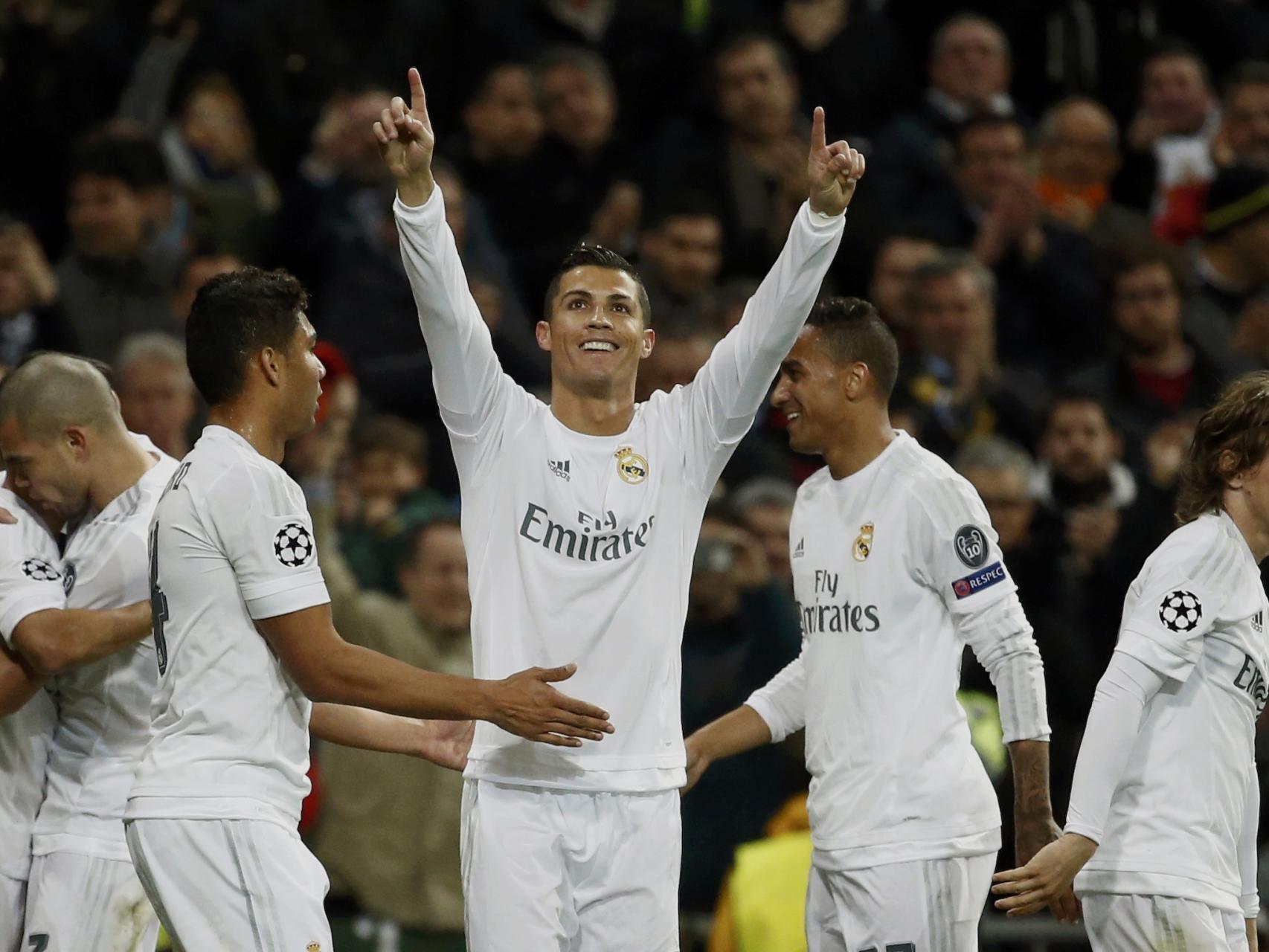 Los jugadores madridistas celebran el primer gol.