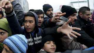 Un grupo de refugiados y migrantes en el puerto del Pireo, en Atenas