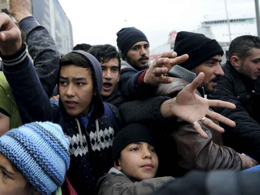 Un grupo de refugiados y migrantes en el puerto del Pireo, en Atenas