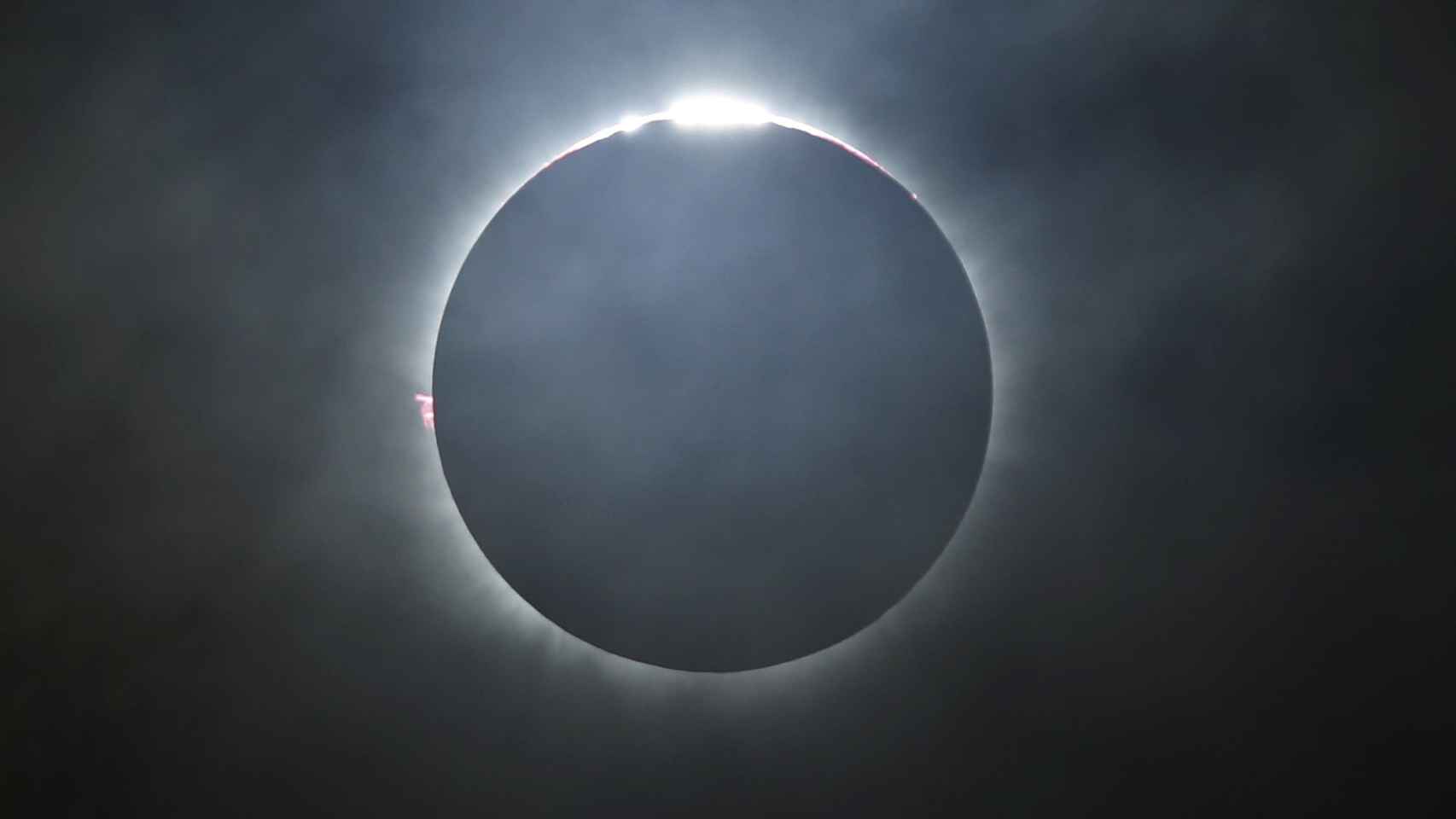 El eclipse solar visto desde la isla Ternate.