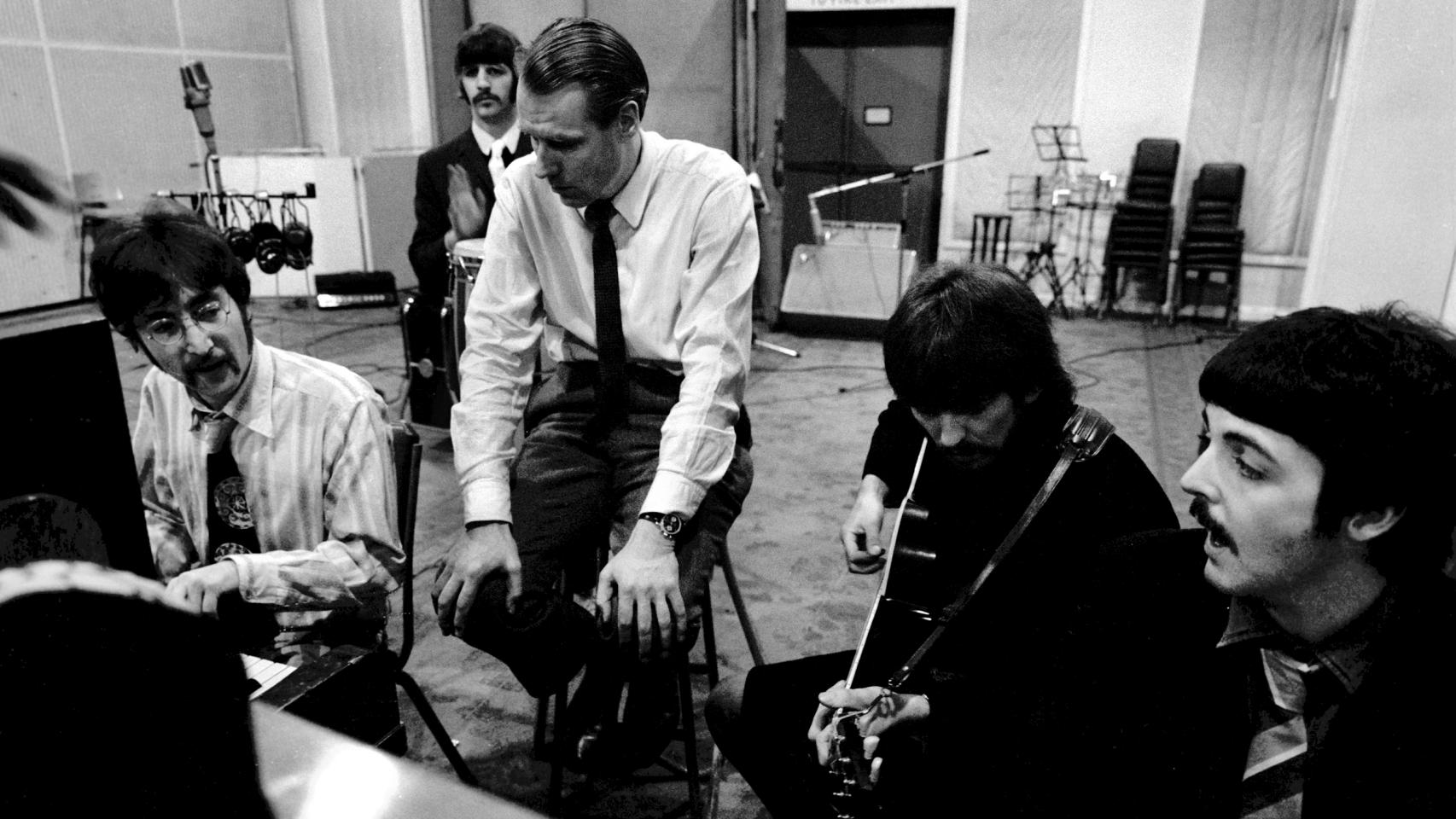 George Martin junto a The Beatles en el estudio
