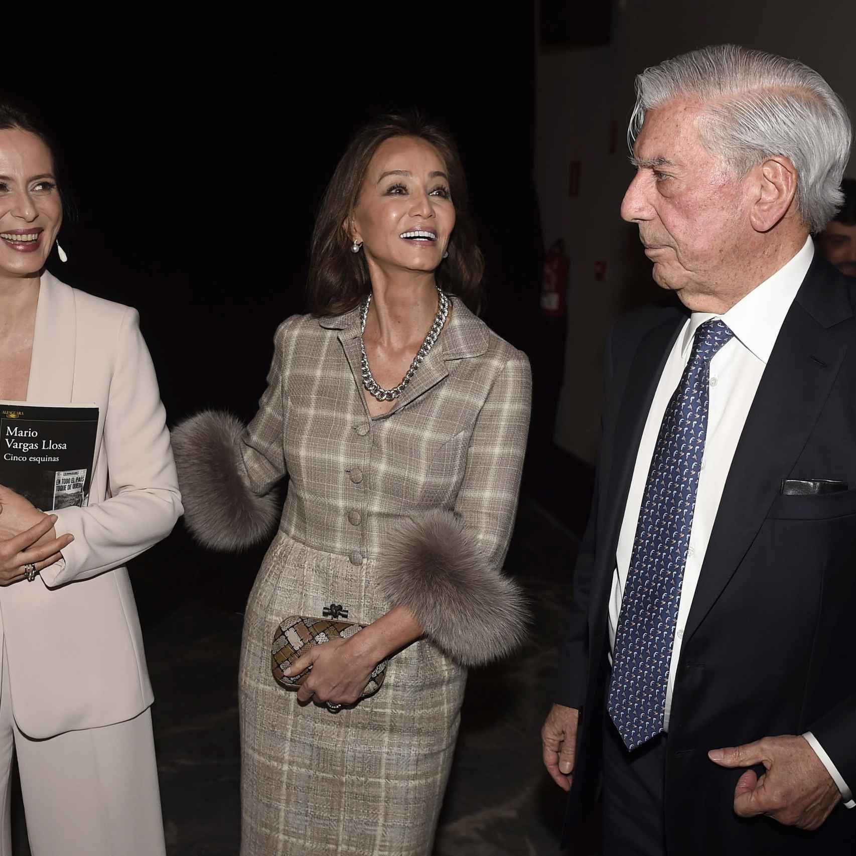 Aitana Sánchez Gijón, Isabel Preysler y Vargas Llosa tras la presentación de la novela