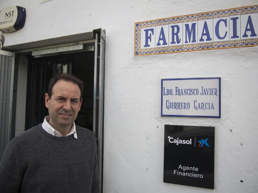 Guerrero delante de la farmacia.