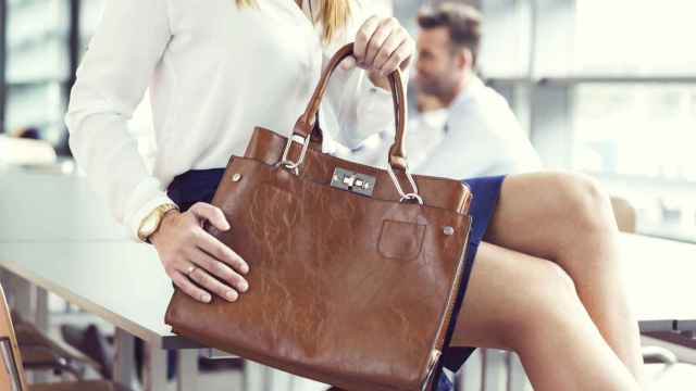 Cinco bolsos clásicos para hacer brillar tu look ‘working girl’