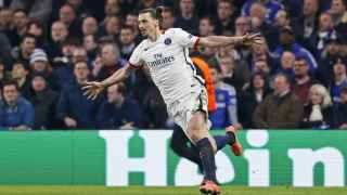 Ibrahimovic celebra el segundo tanto parisino en Stamford Bridge.