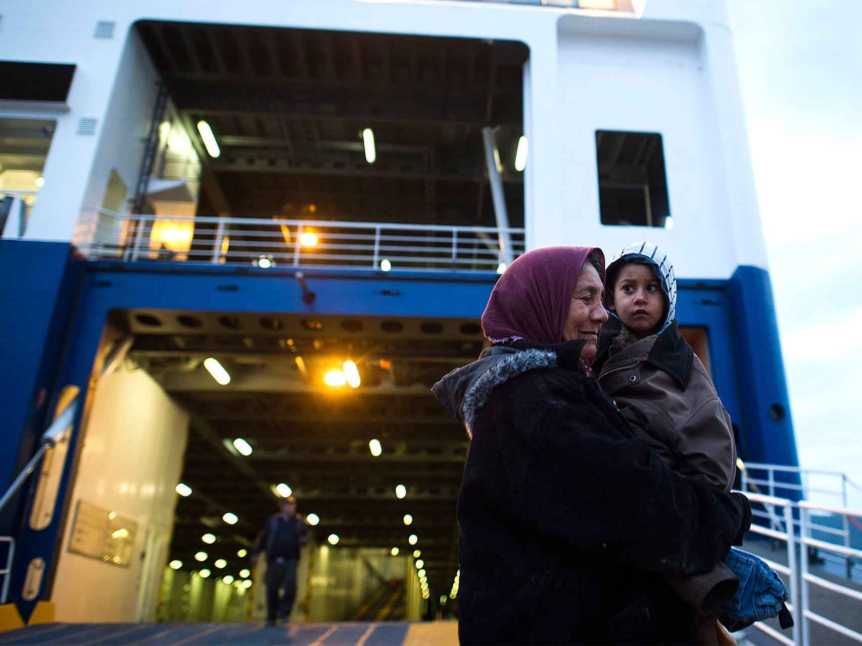 Estos refugiados  consiguen subir a un ferry en el puerto de Mytilene (Lesbos).