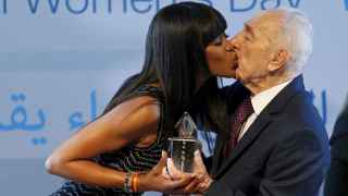 Naomi Campbell agradece el premio a Shimon Peres