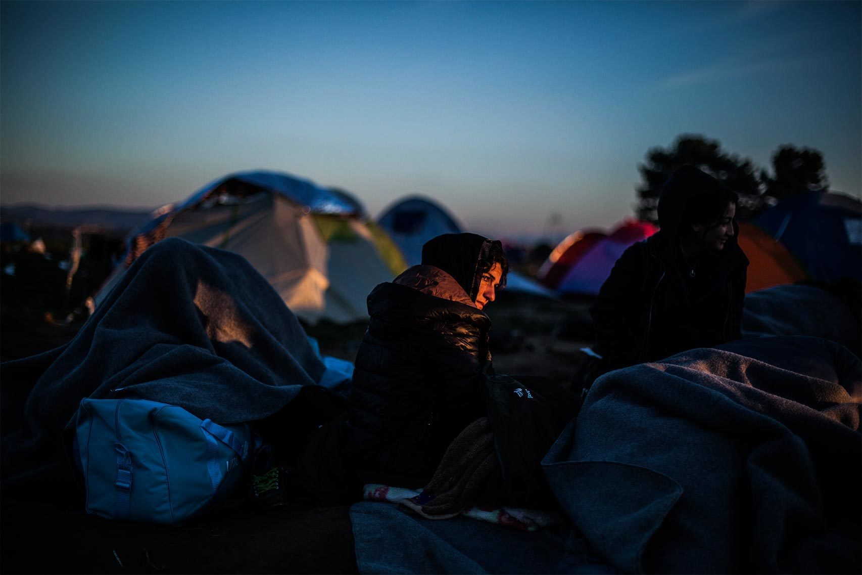 Mujeres cerca de sus tiendas de campaña en Idomeni.