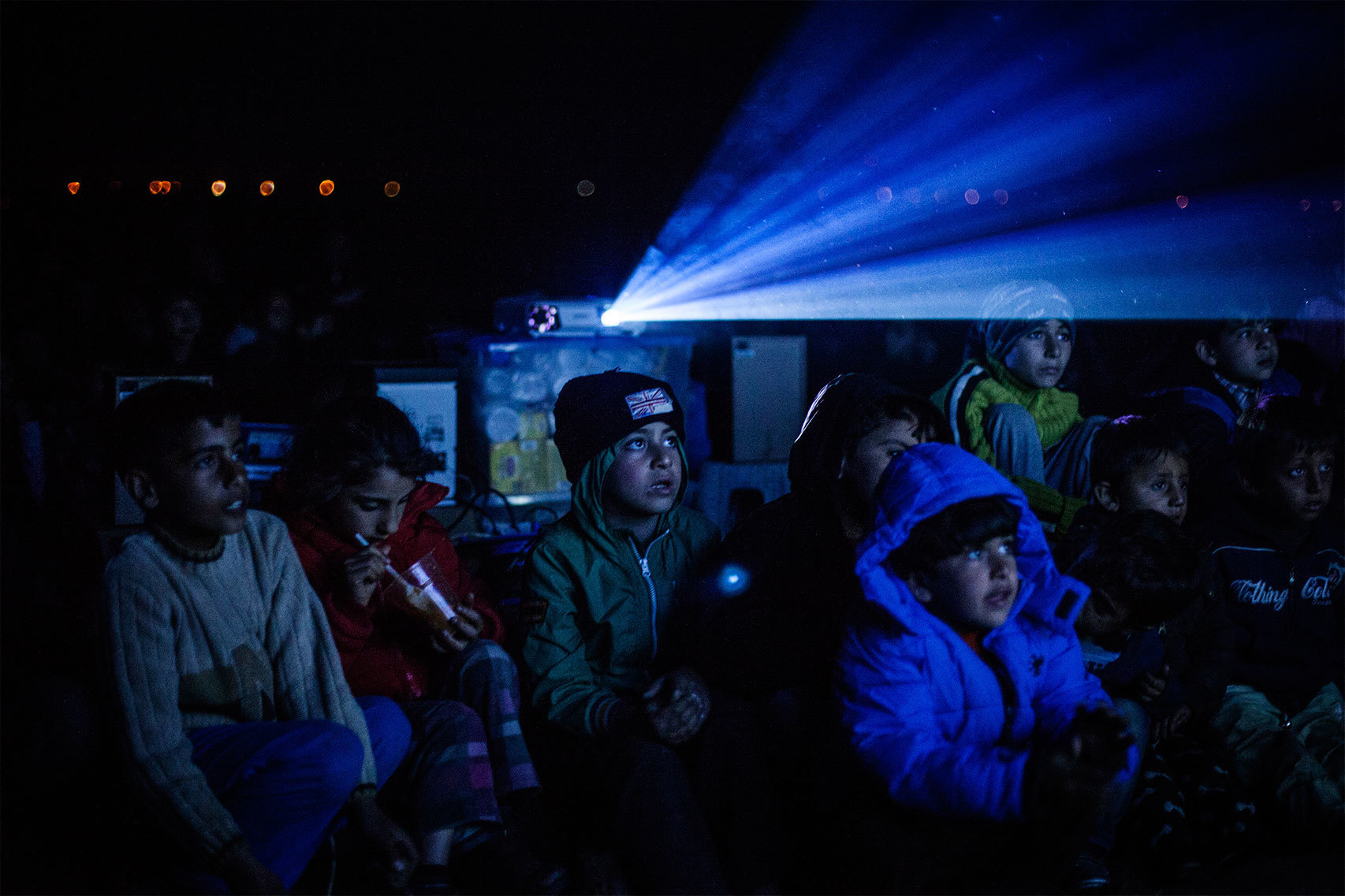 La proyección de una película infantil para los niños del campo de Idomeni.